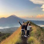 Pendaki menikmati pemandangan indah dari puncak bukit di Indonesia saat hiking pagi