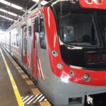 Bayar KRL dengan smartphone Android dan HarmonyOS di gate stasiun menggunakan teknologi NFC untuk pembayaran digital tanpa kartu fisik.